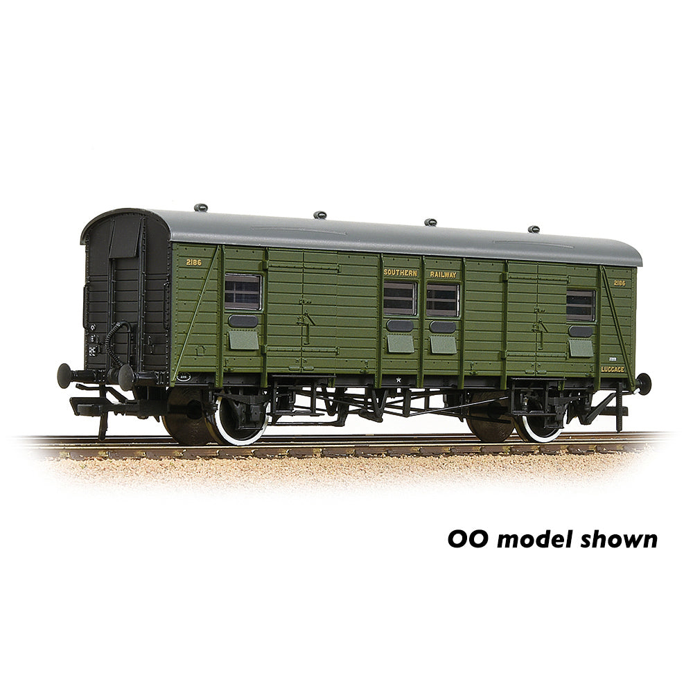 Farish 374-418 SR PLV Passenger Luggage Van SR Maunsell Green, OO Gauge