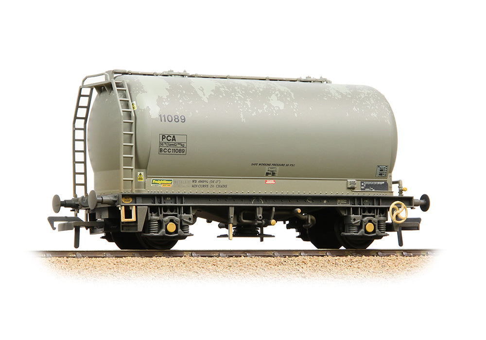 Bachmann 38-653A PCA Metalair Bulk Powder Wagon 'Freightliner Heavy Haul' Grey WEATHERED OO Gauge