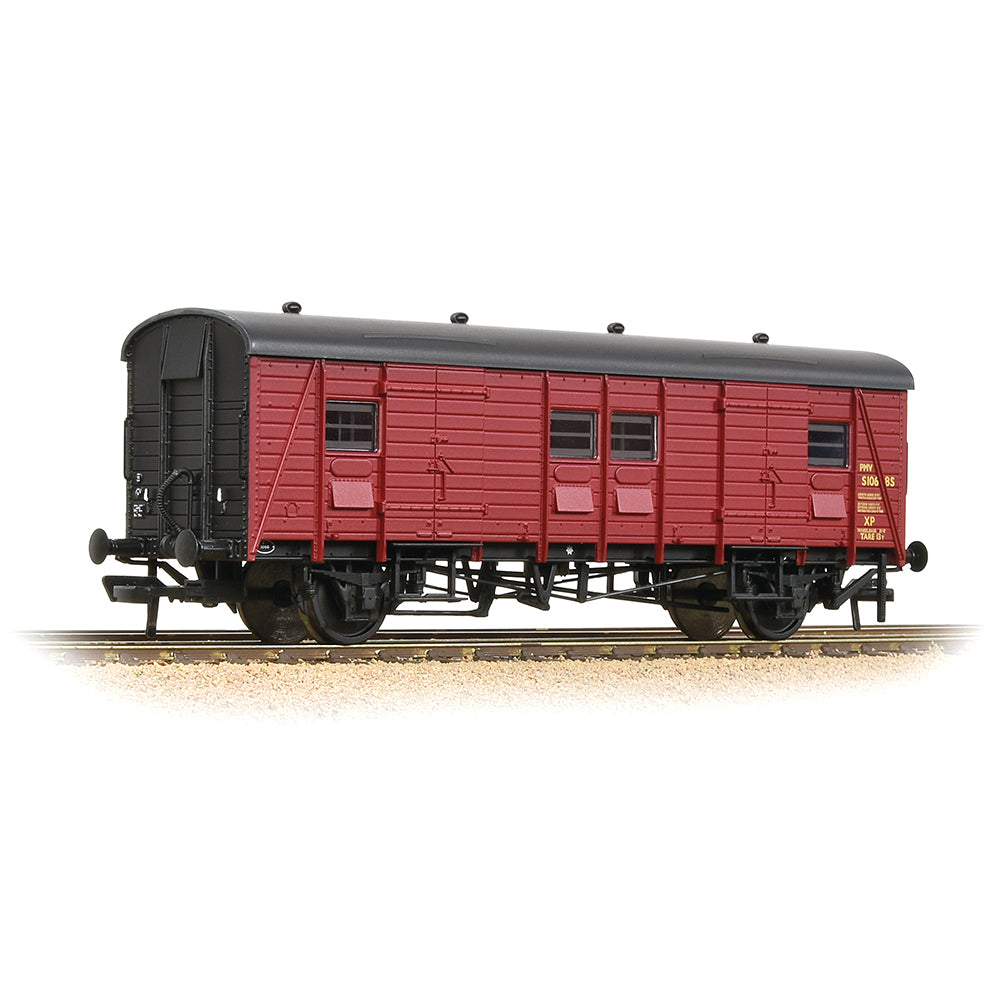 Bachmann 39-526A SR PMV Parcels & Miscellaneous Van BR Crimson, OO Gauge