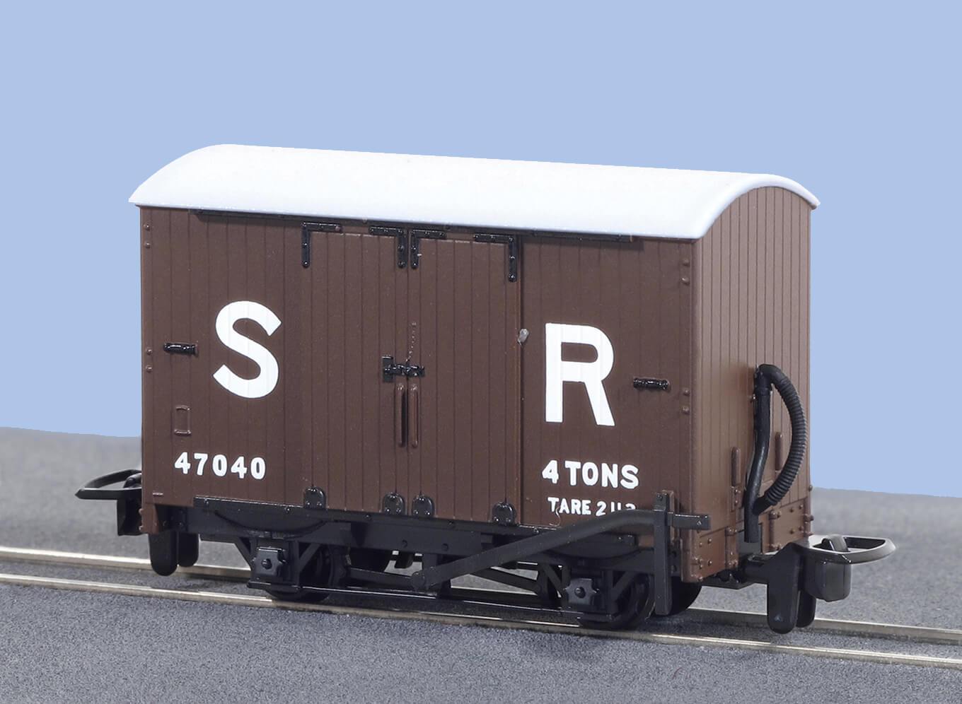 Peco GR-221E OO-9 Box Van, SR Livery No.47040