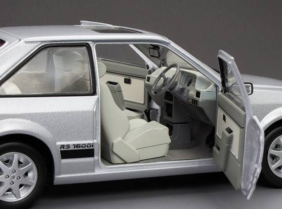 Sunstar H4998R Ford Escort RS1600i 1984 Strato Silver RHD UK Exclusive - Limited Edition 360pcs