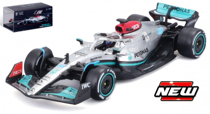 Burago 38066R Mercedes F1 W13 2022 #63 Case with Russell Helmet, 1:43 Scale
