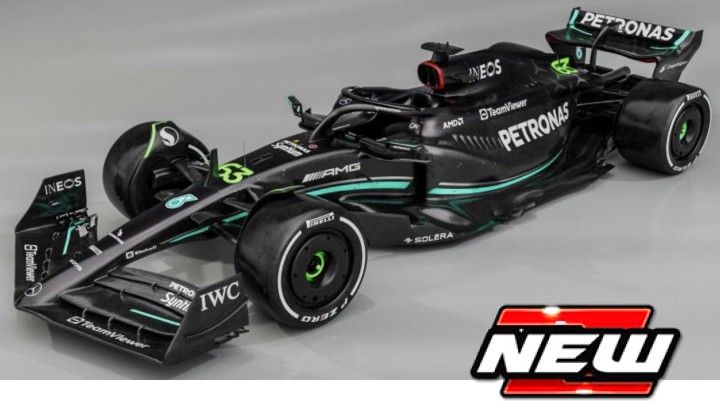 Burago 38081R Mercedes F1 W14 #63 George Russell - W/Case + Figure, 1:43 Scale