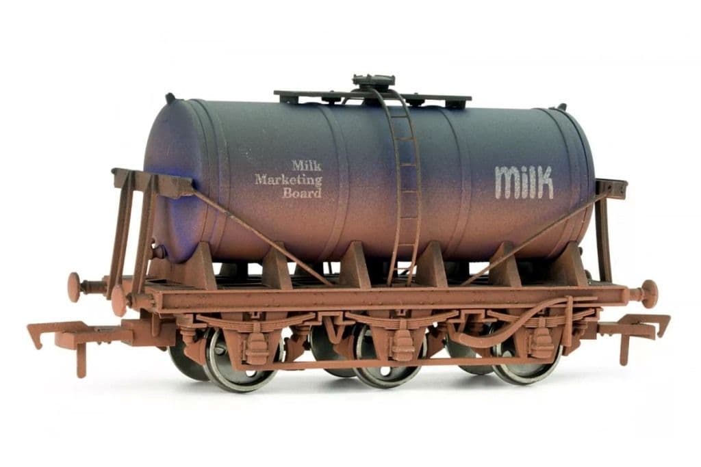 Dapol 4F-031-006 6 Wheel Milk Tank MWB Weathered, OO Gauge