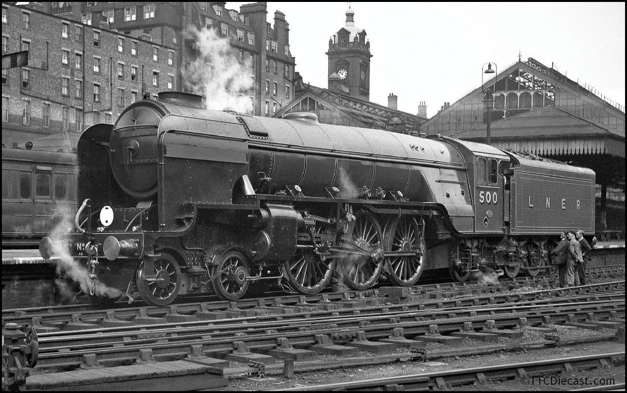 Hornby R3832 LNER, Thompson Class A2/3, 4-6-2 500 'Edward Thompson' - Era 3, OO Gauge *LAST FEW*