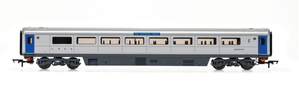 Hornby R40355C Platinum Jubilee of Queen Elizabeth II Mk3 Sliding Door Trailer First Disabled OO Gauge