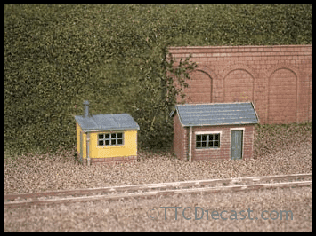 Ratio 237 2 Lineside Huts (1 brick, 1 wood)