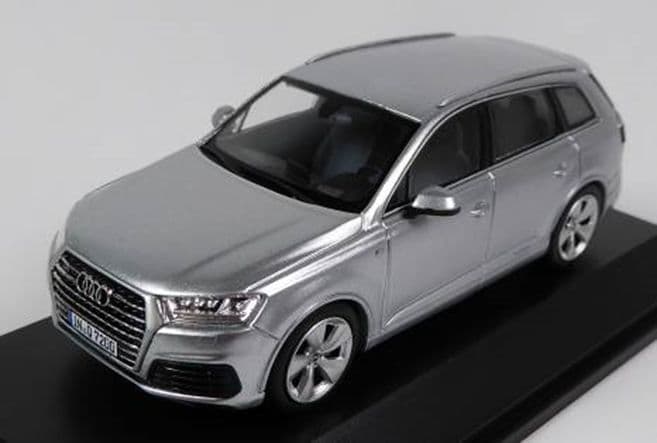 Spark 5011407613, 1:43 Scale Audi Q7, Foil Silver, Audi Main Dealer Packaging