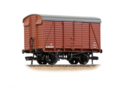Bachmann 38-071C SR 12T Even Planked Ventilated Van BR Bauxite (Early) OO Gauge *PRE ORDER £24.26*