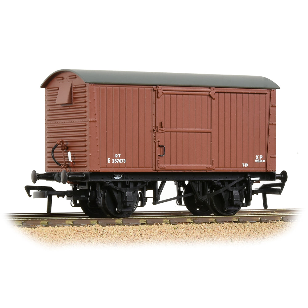 Bachmann 38-382 12 Ton Vent' Fruit Van Corrugated Ends BR Baux (Early), OO Gauge *LAST FEW*