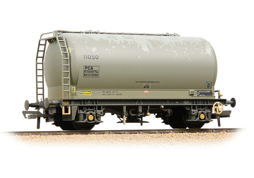 Bachmann 38-653 PCA Metalair Bulk Powder Wagon 'Freightliner Heavy Haul' Grey WEATHERED OO Gauge