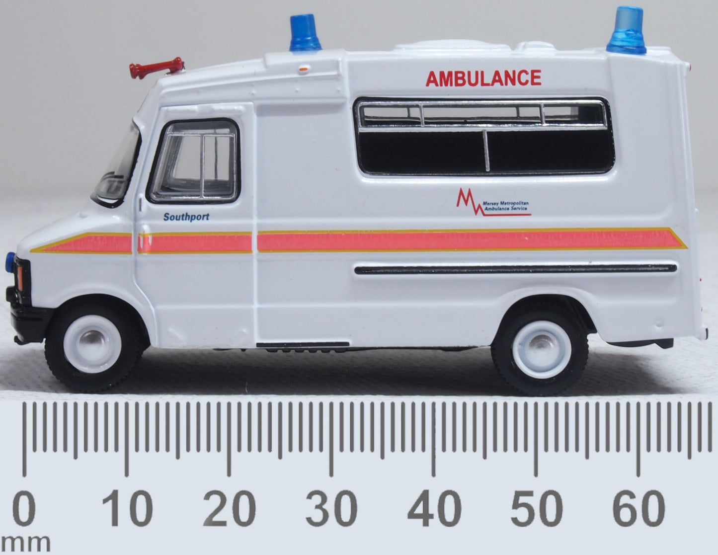 Oxford 76HAN001 Bedford CF Hanlon Ambulance Merseyside Ambulance Service OO Gauge