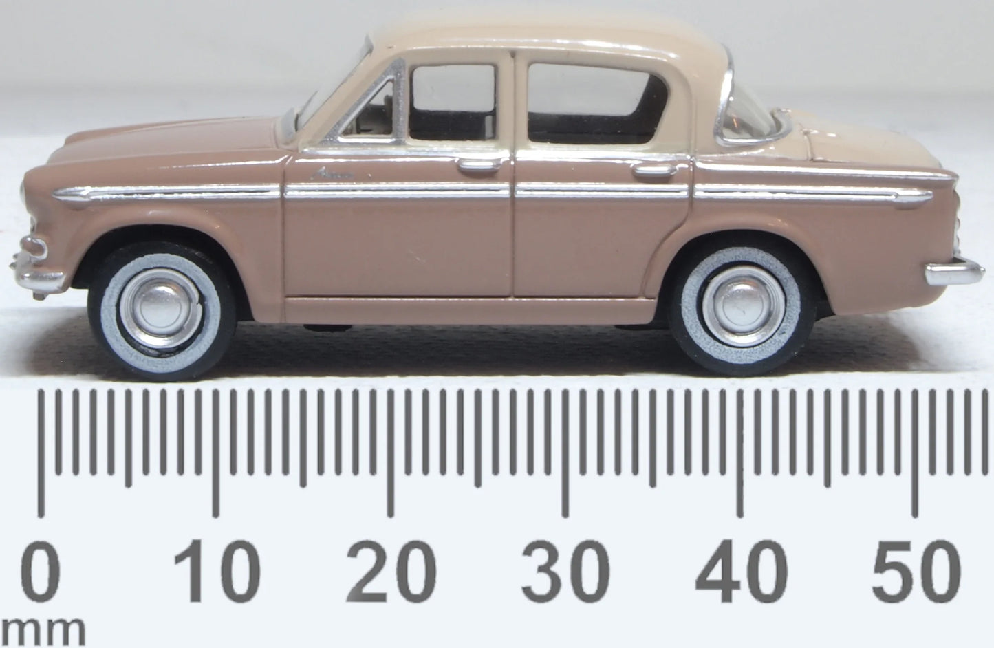 Oxford 76HM001 Hillman Minx Series IIIA Caramel/Regency Beige, OO Gauge, 1/76 Scale