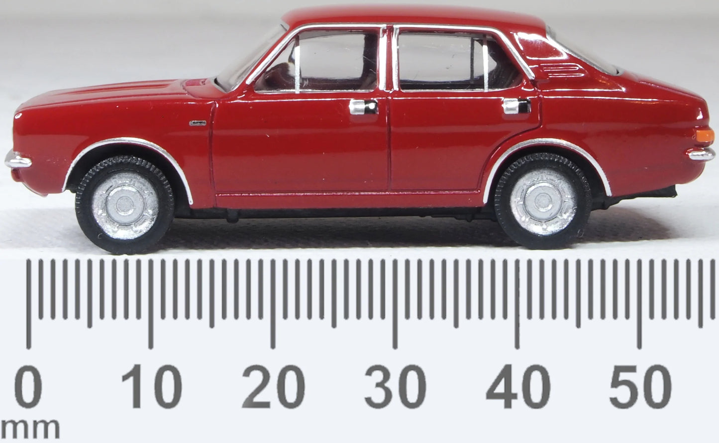 Oxford 76MAR007 Morris Marina Damask Red, OO Gauge, 1/76 Scale
