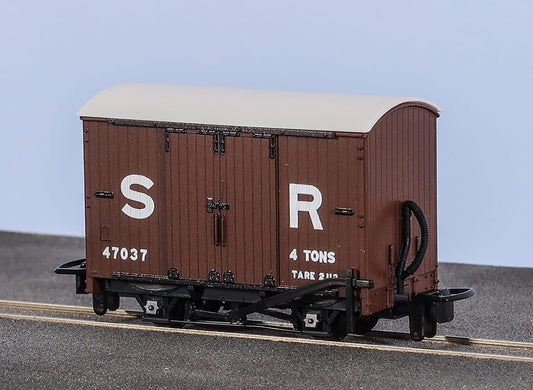 Peco GR-221C OO-9 Box Van, SR Livery No.47037