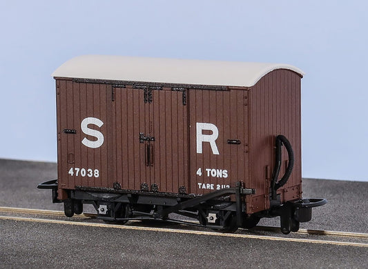 Peco GR-221D OO-9 Box Van, SR Livery No.47038