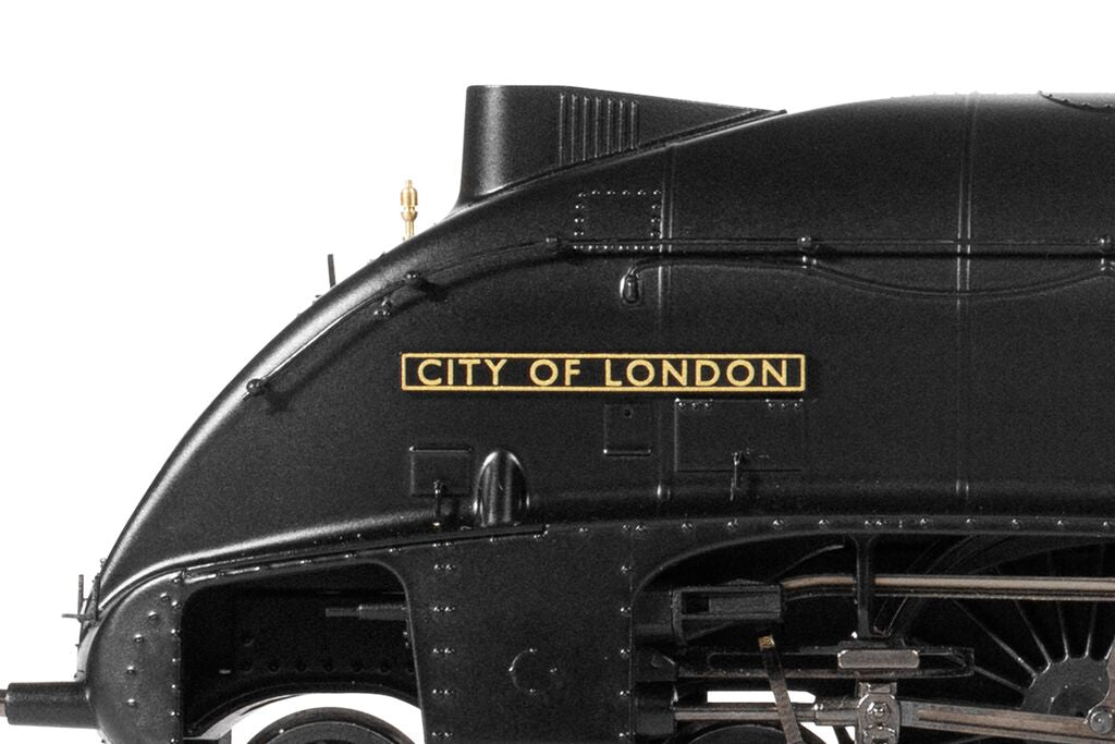 Hornby R30137 BR, Class B17/5, 4-6-0, 61670 'City of London' - Era 4 - OO Gauge *LAST ONE*