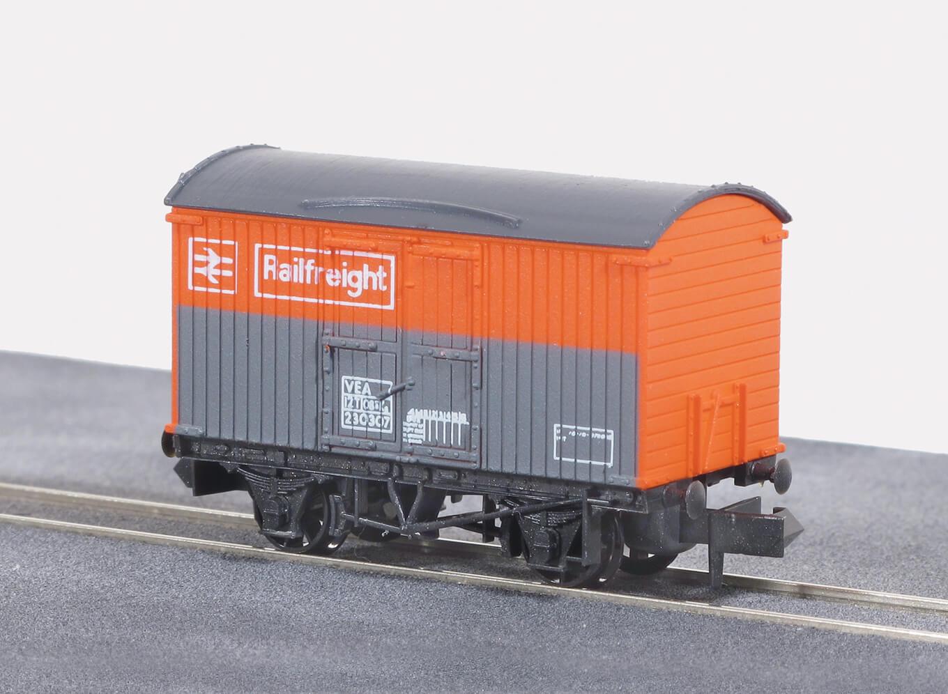 Peco NR-42R Railfreight Box Van BR, red/grey