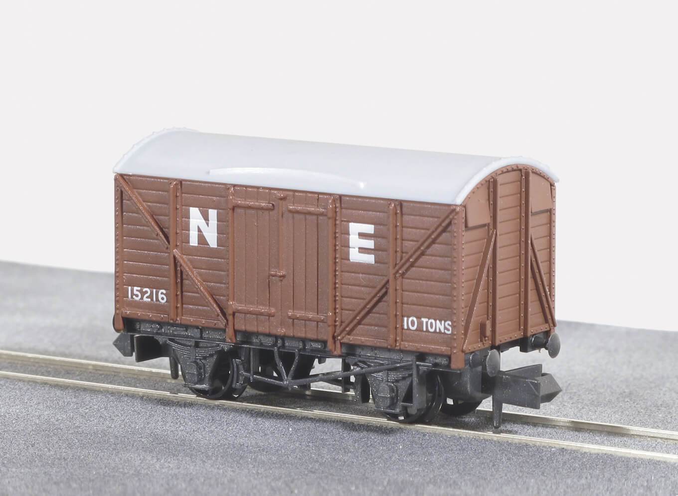 Peco NR-43E Box Van, Standard type, NE, brown
