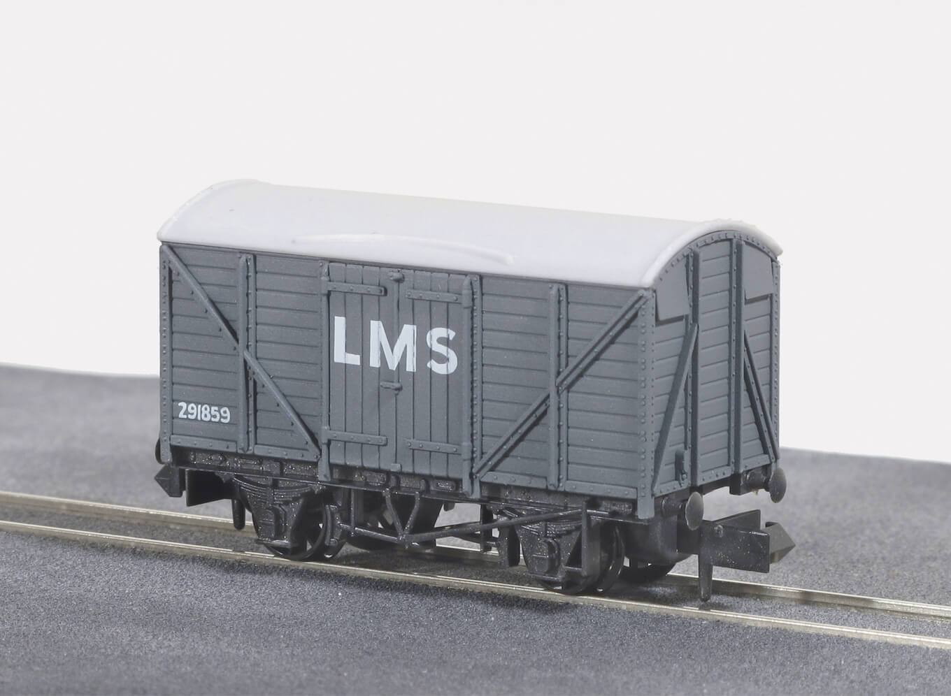 Peco NR-43M Box Van, Standard type, LMS, light grey