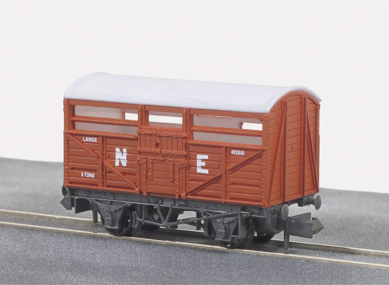 Peco NR-45E Cattle Truck, LNER, red oxide