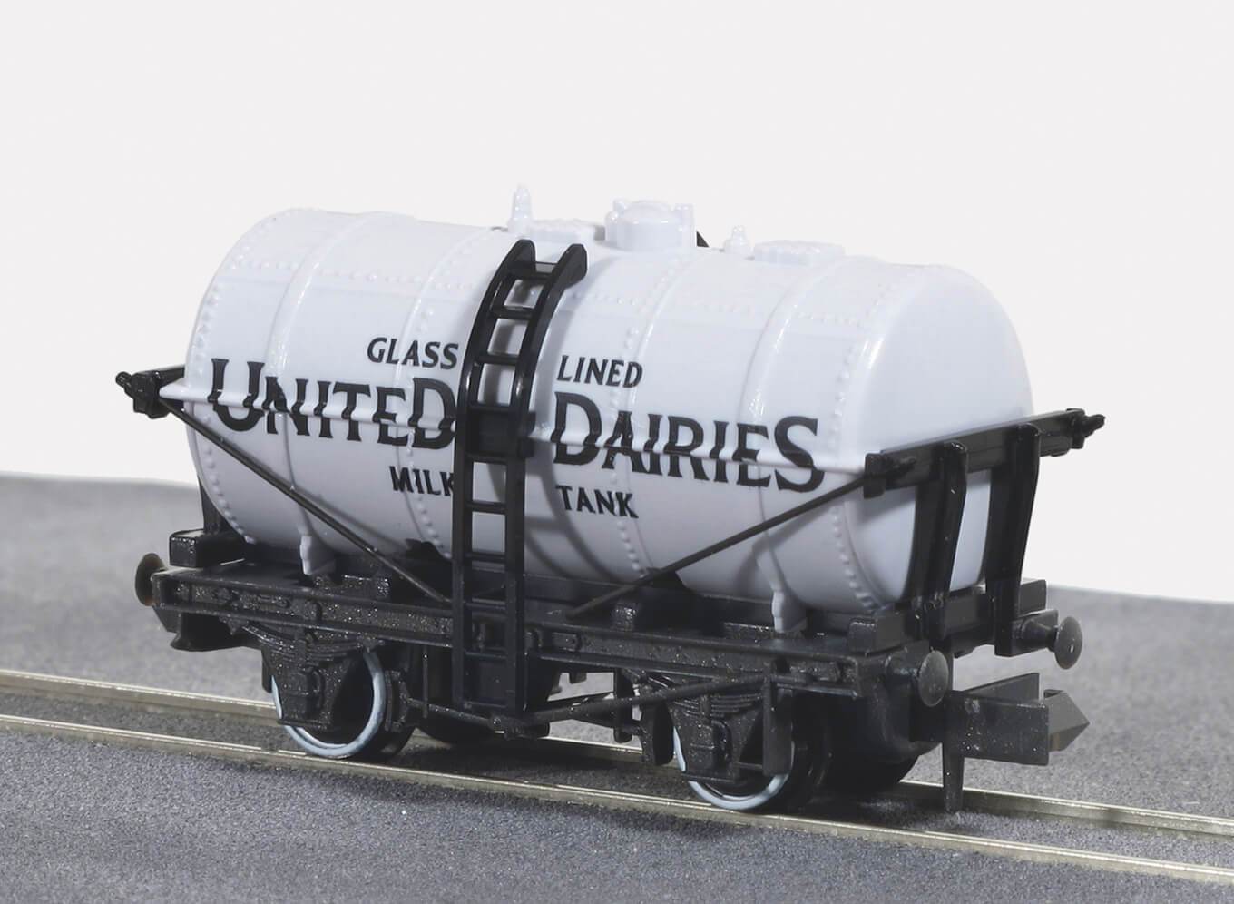 Peco NR-P167 Milk Tank Wagon, United Dairies