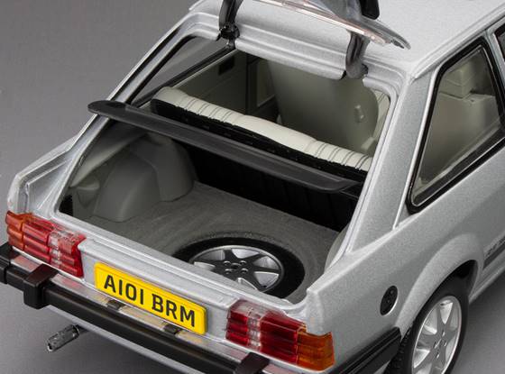 Sunstar H4998R Ford Escort RS1600i 1984 Strato Silver RHD UK Exclusive - Limited Edition 360pcs