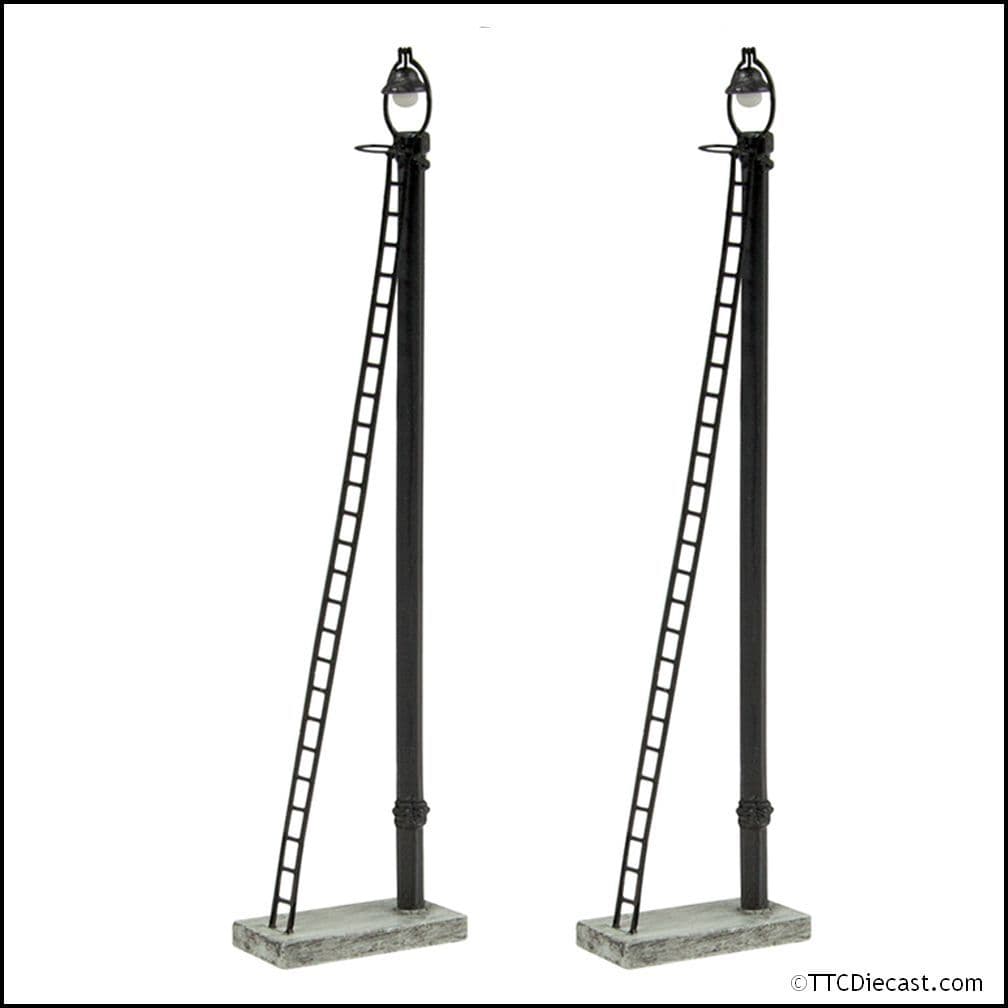 Bachmann 44-561 Wooden Post Yard Lamps, OO Gauge