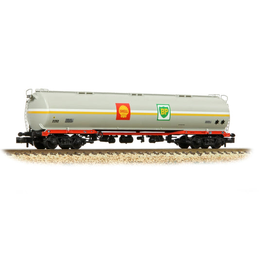 Farish 373-564 BR 102T TEA Bogie Tank Wagon 'Shell/BP' Grey - N Gauge
