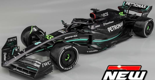 Burago 28028R Mercedes F1 W14 #63 George Russell - W/Case + Figure, 1:24 Scale