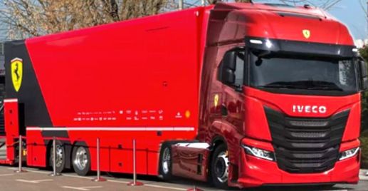 Burago 36847 Ferrari F1 Iveco S-Way 570 Racing Transporter w/2 Cars 1:43 Scale *PRE ORDER £50.99*