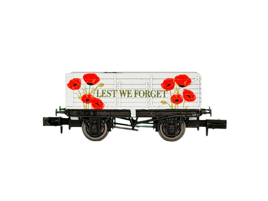 Dapol 2F-071-141 7 Plank Wagon Lest We Forget Poppies Weathered, N Gauge *PRE ORDER £13.55 *