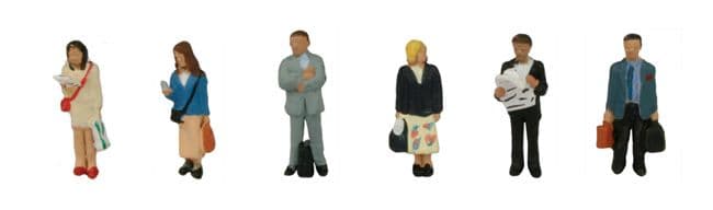 Farish 379-304 Station Passengers Standing