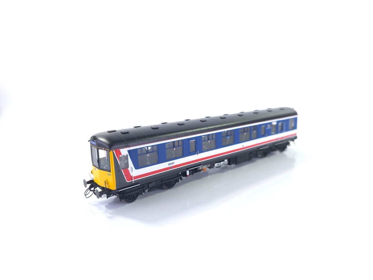 Heljan 1458 Class 104 2 Car DMU L701 53437/53479 Late Network SouthEast, OO Gauge