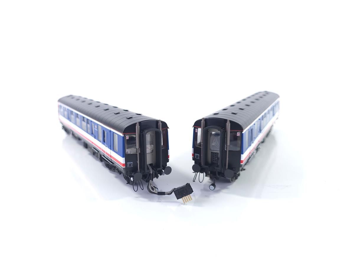 Heljan 1458 Class 104 2 Car DMU L701 53437/53479 Late Network SouthEast, OO Gauge