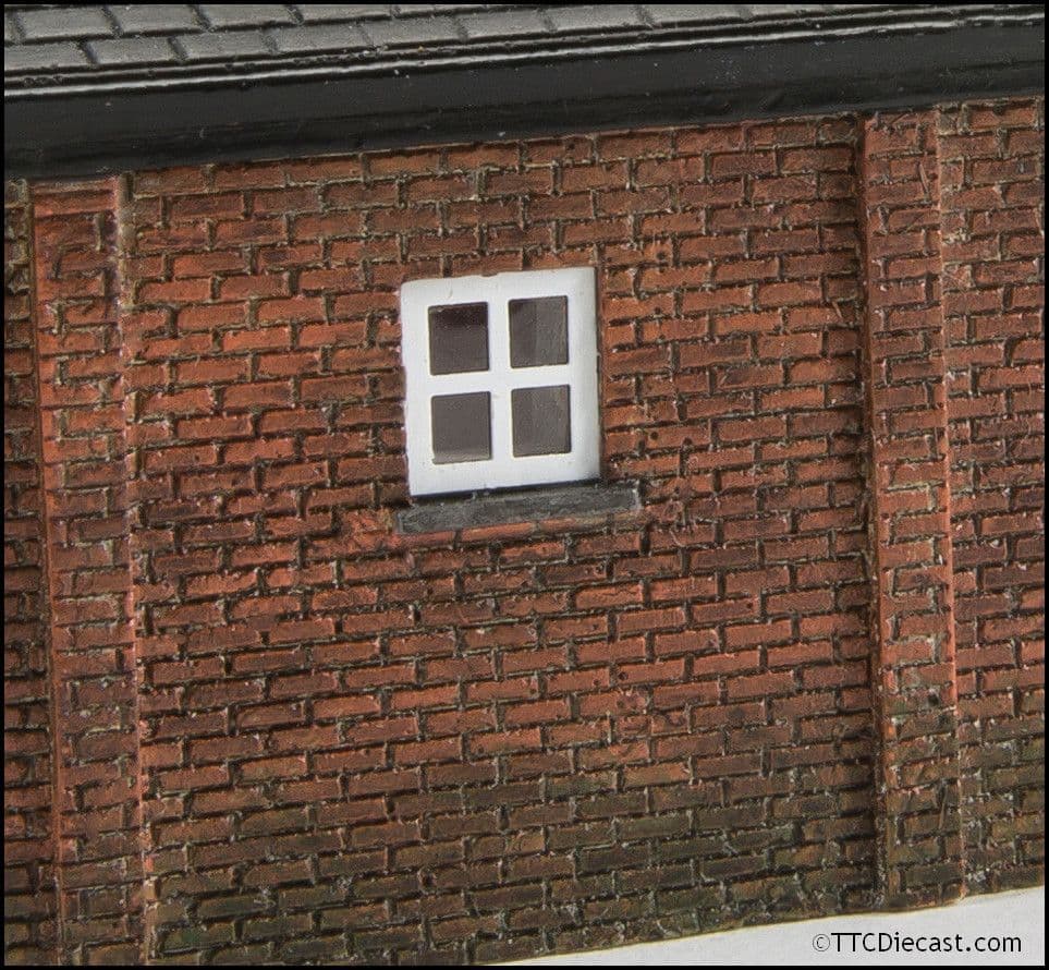 Hornby R9812 Triple Garage