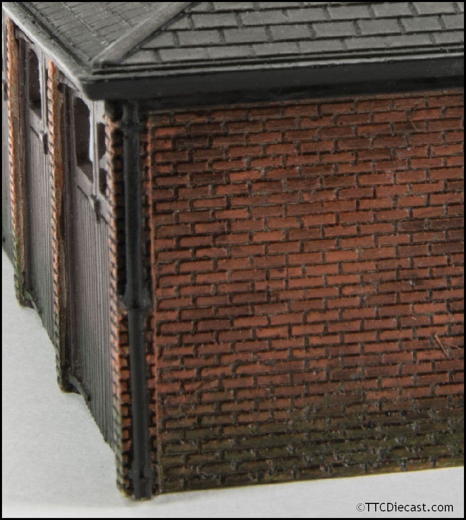 Hornby R9812 Triple Garage