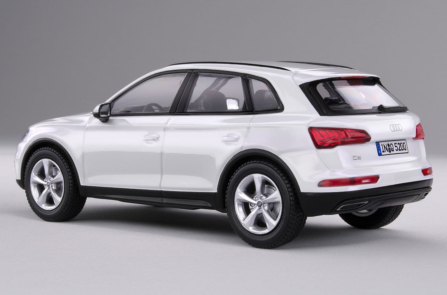 IScale 5011605631, 1:43 Scale Audi Q5, Ibis White, Audi Main Dealer Packaging (43-0034WE)
