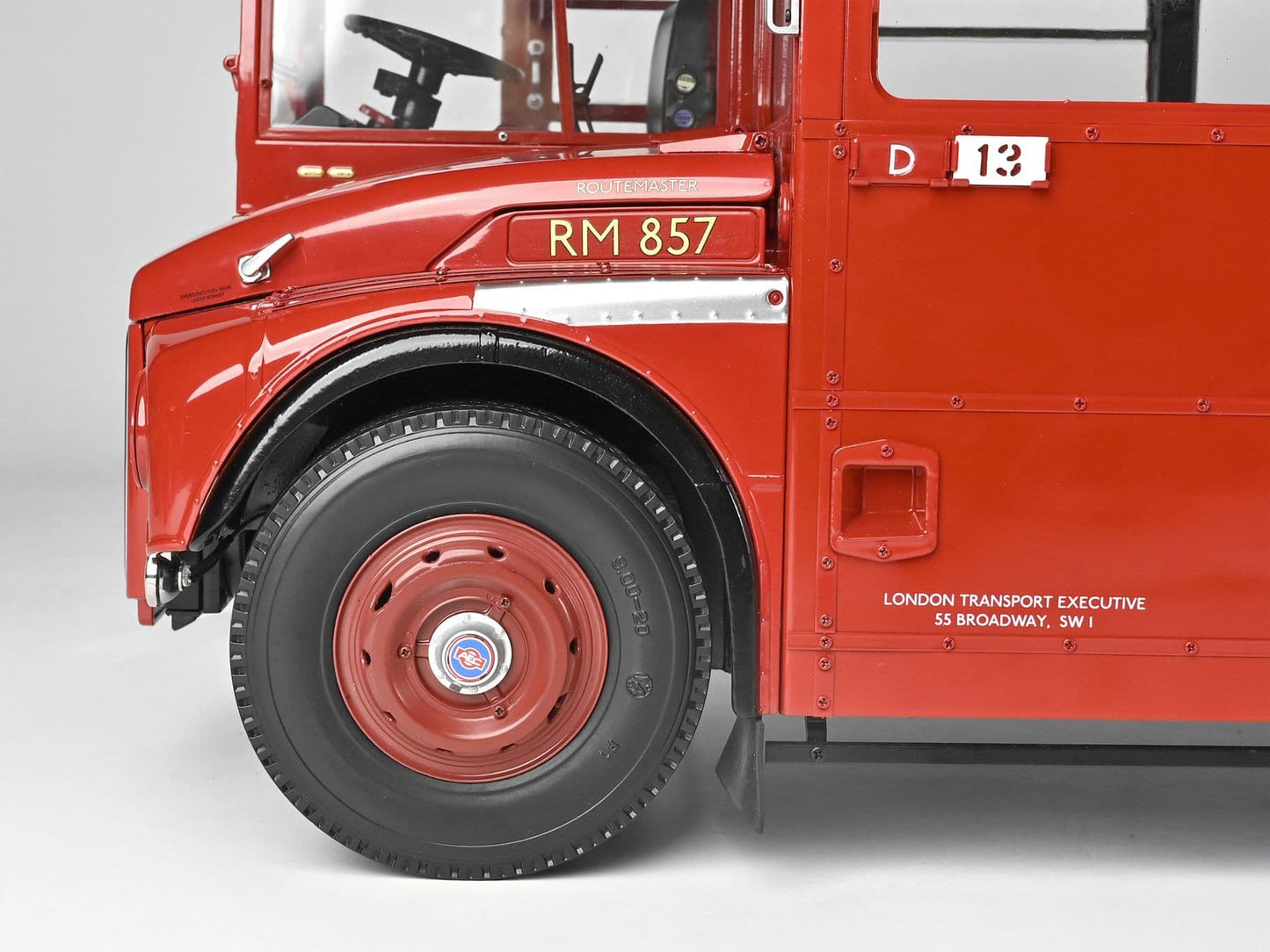 IXO Collections 1/12 Scale Routemaster Bus, Highly Detailed Metal & Plastic Kit.