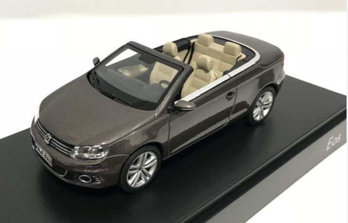 Kyosho 1Q1099300B8R, 1:43 Scale VW Eos 2011, Black Oak met. (Met Brown), DEALER PACKAGE