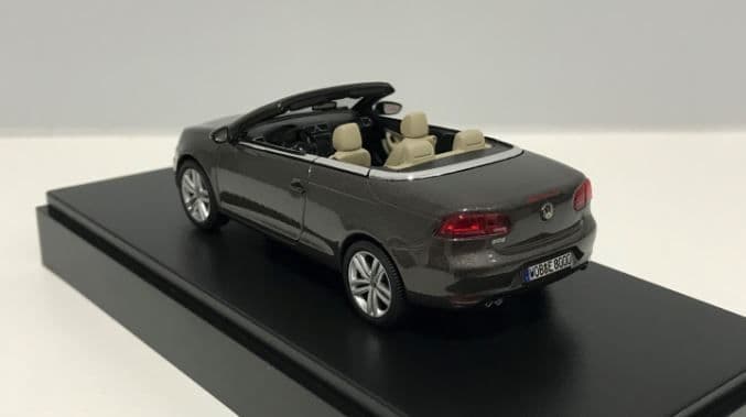 Kyosho 1Q1099300B8R, 1:43 Scale VW Eos 2011, Black Oak met. (Met Brown), DEALER PACKAGE