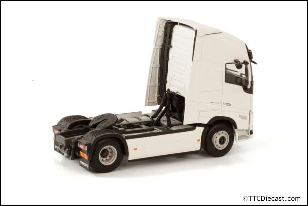 Wsi 03-2041 Volvo FH5 Globetrotter XL 4x2 'White Line', 1/50 Scale